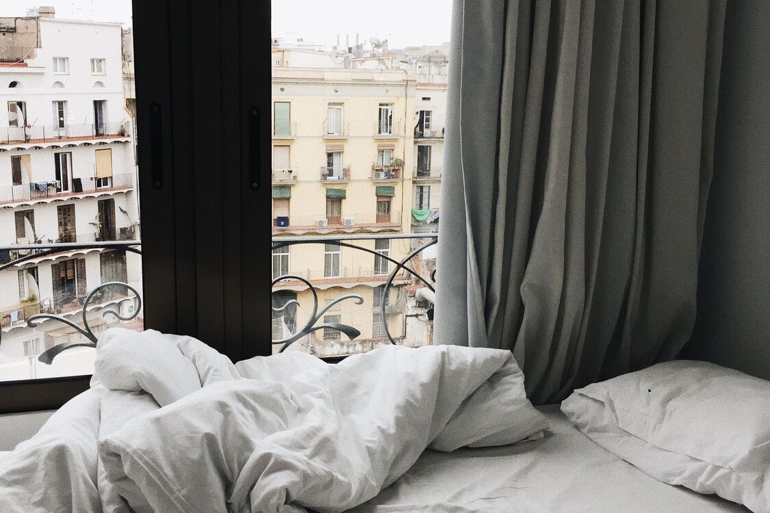 Расположение кровати у окна: преимущества и недостатки такой планировки