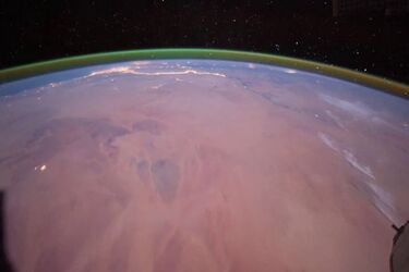Похожая фотография сделана с Международной космической станции, вращающейся над северной Африкой