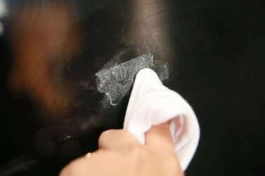 Как без труда отмыть следы скотча или наклеек: эффективные лайфхаки