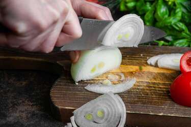 How to cut onions without crying: effective methods