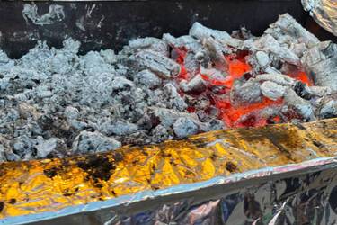 Як використовувати попіл на городі