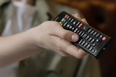 Чотири способи користуватися пультом від телевізора без батарейок (відео)