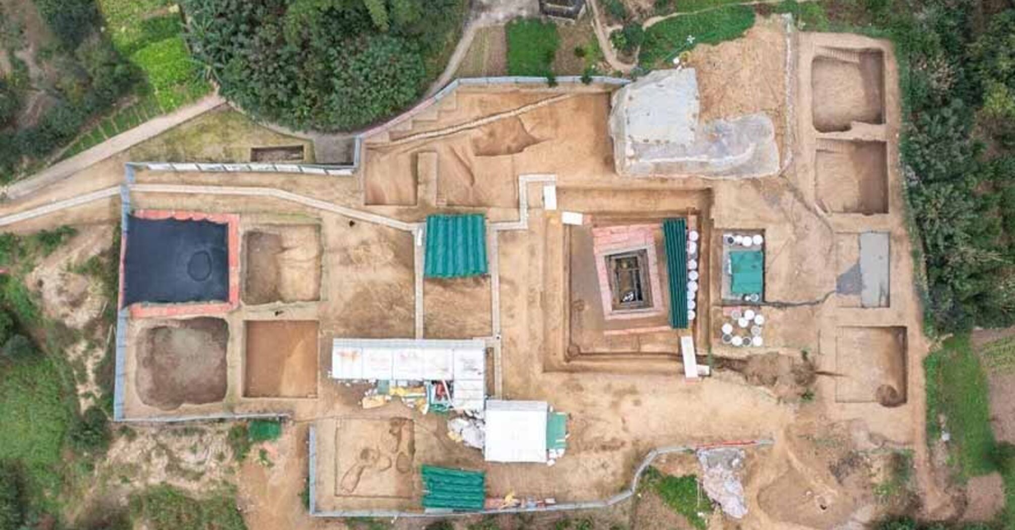 2200-letni grobowiec wypełniony starożytnymi artefaktami znaleziony w Chinach (zdjęcia i wideo)