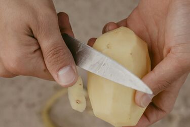 Чиститься на раз два: як правильно варити картоплю у кожушках на салати (відео)