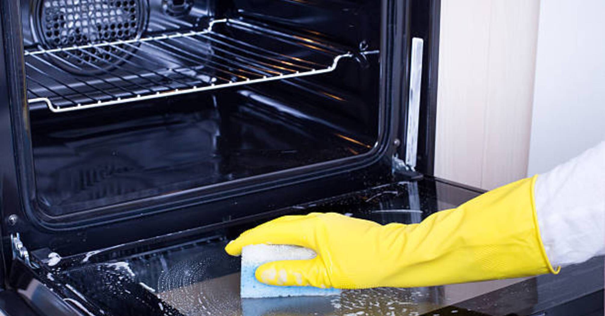 Як ефективно очистити духовку, якщо немає соди або оцту