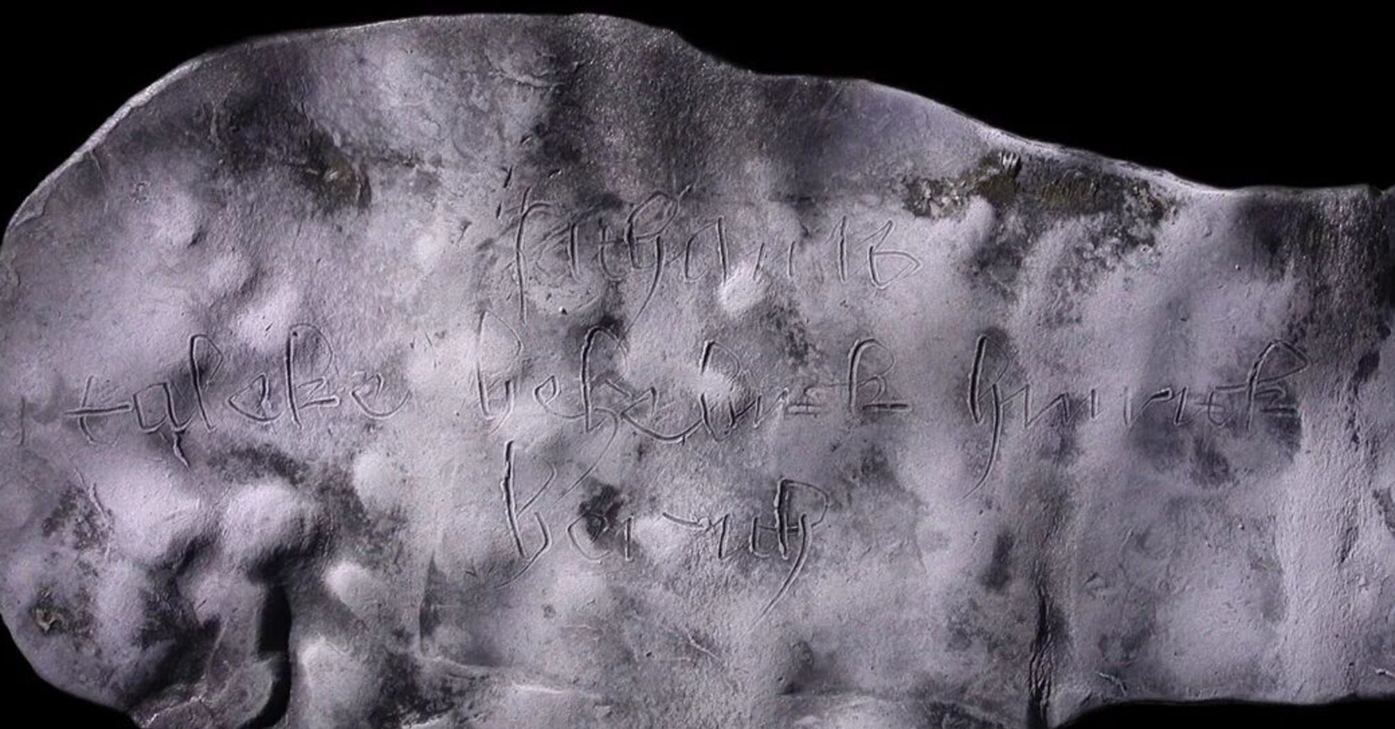 Średniowieczna tabliczka z 'diabelską klątwą' znaleziona w Niemczech (foto)