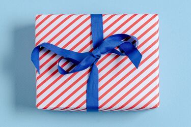 How to wrap a gift without tape: Creative techniques
