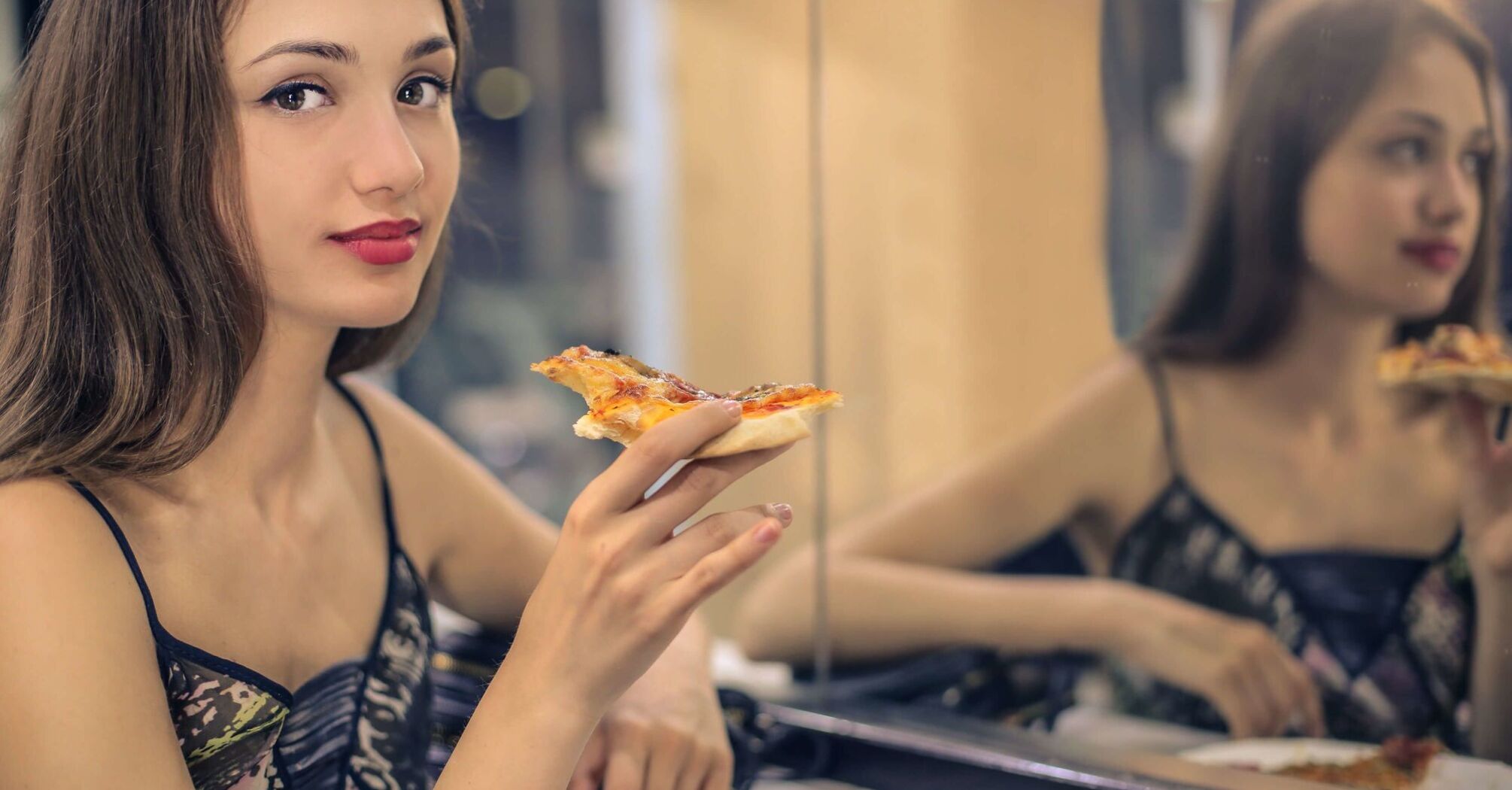 Почему нельзя есть перед зеркалом: 5 причин
