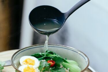 Чому не можна залишати ложку та ополоник у каструлі з їжею