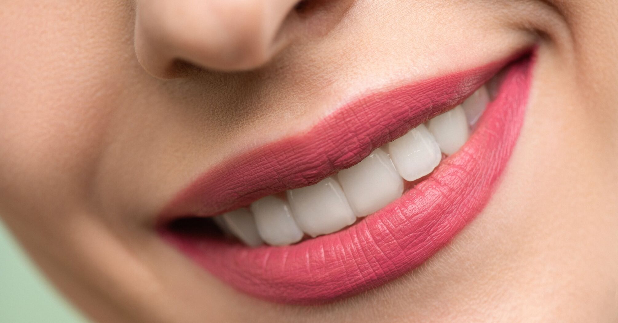 Для кого подойдет процедура отбеливания зубов: что о ней следует знать