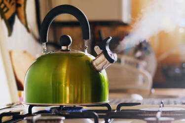 Як зубна паста допоможе очистити чайник: 3 дієвих лайфхаки