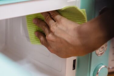 Как легко очистить микроволновку: Эффективные советы