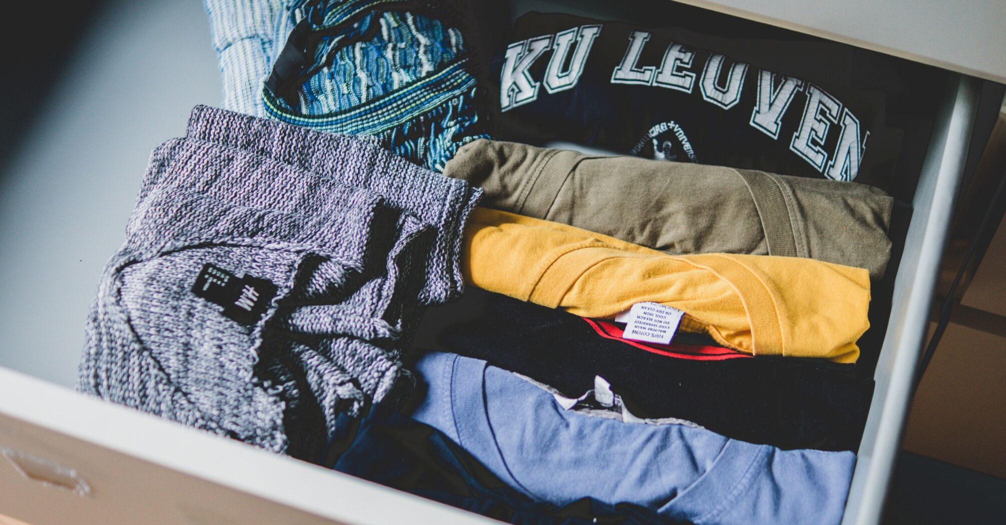 Почему не стоит хранить вывернутую наизнанку одежду в шкафу: Предрассудки и приметы