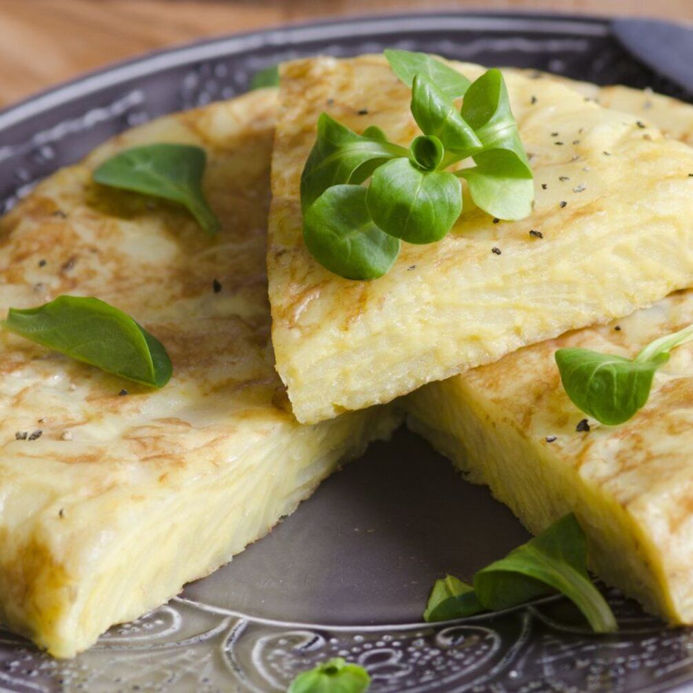 Jak zrobić niezwykle puszysty i delikatny omlet z serem: szybki przepis