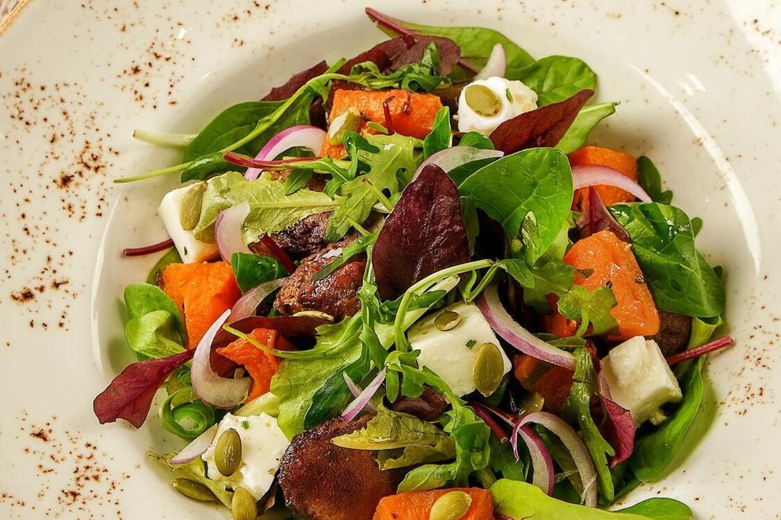 Теплий салат з гарбузом та печінкою: здивуйте гостей на Новий рік