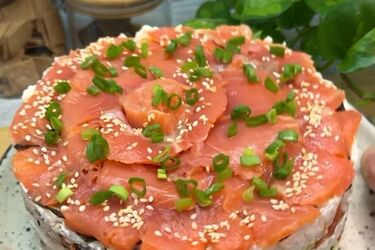 Суші-торт до новорічного столу: як приготувати швидко й легко (відео)