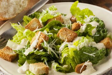 Як зробити класичний салат Цезар на новорічний стіл