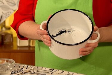 Пригоріла емальована каструля