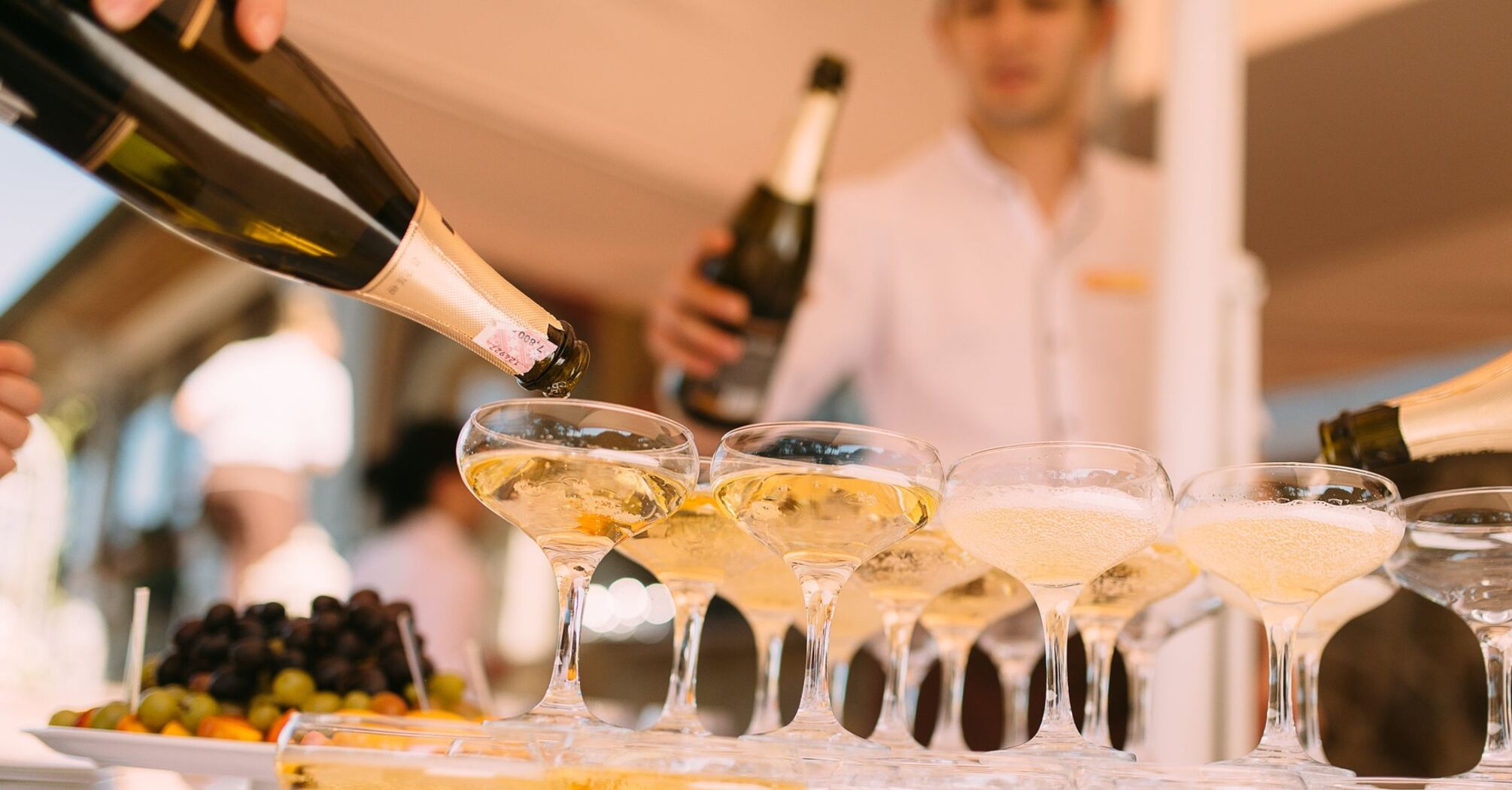 Jak otworzyć szampana bez rozlewania: prosty sposób na życie