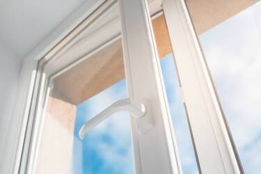 Utrzymywanie okien w czystości: jak je czyścić, by brud nie przywierał na długo