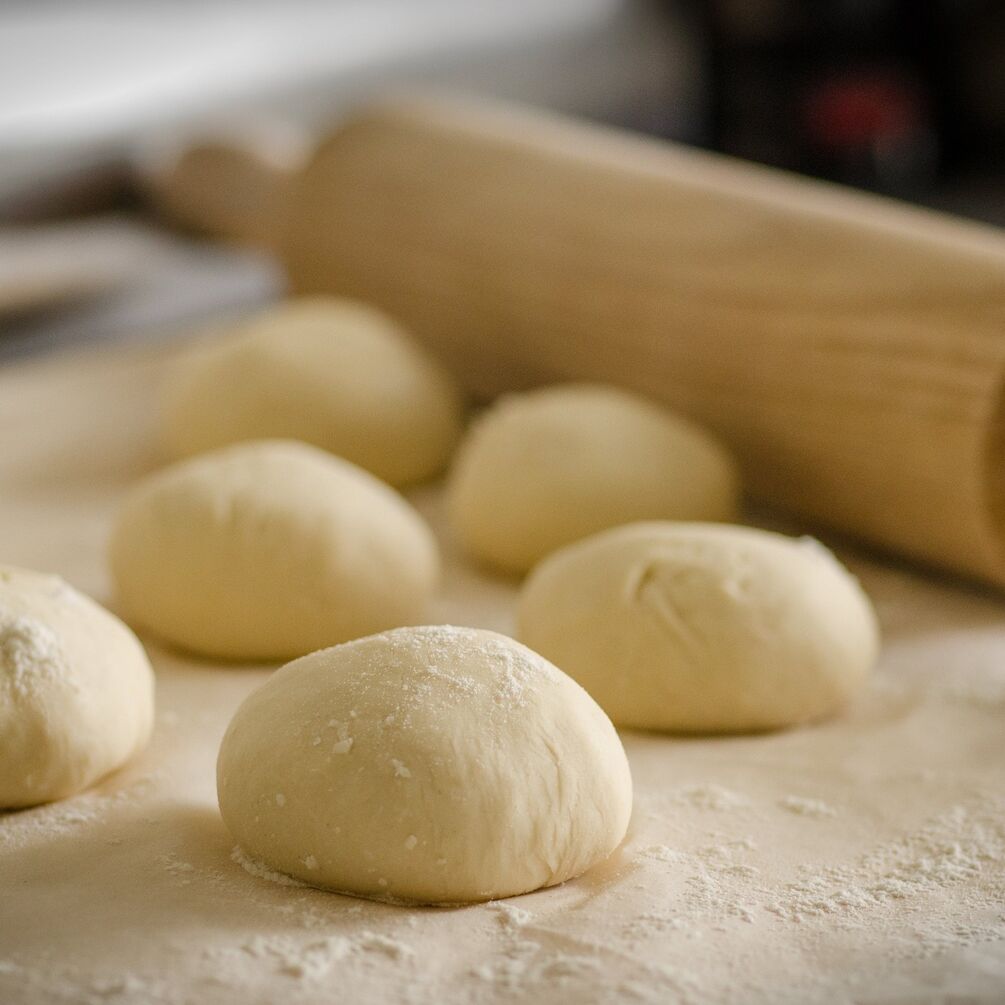 How to roll out dough if you don't have a rolling pin: alternatives