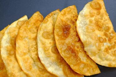 Хрусткі ззовні та м'які зсередини: бюджетний рецепт домашніх чебуреків