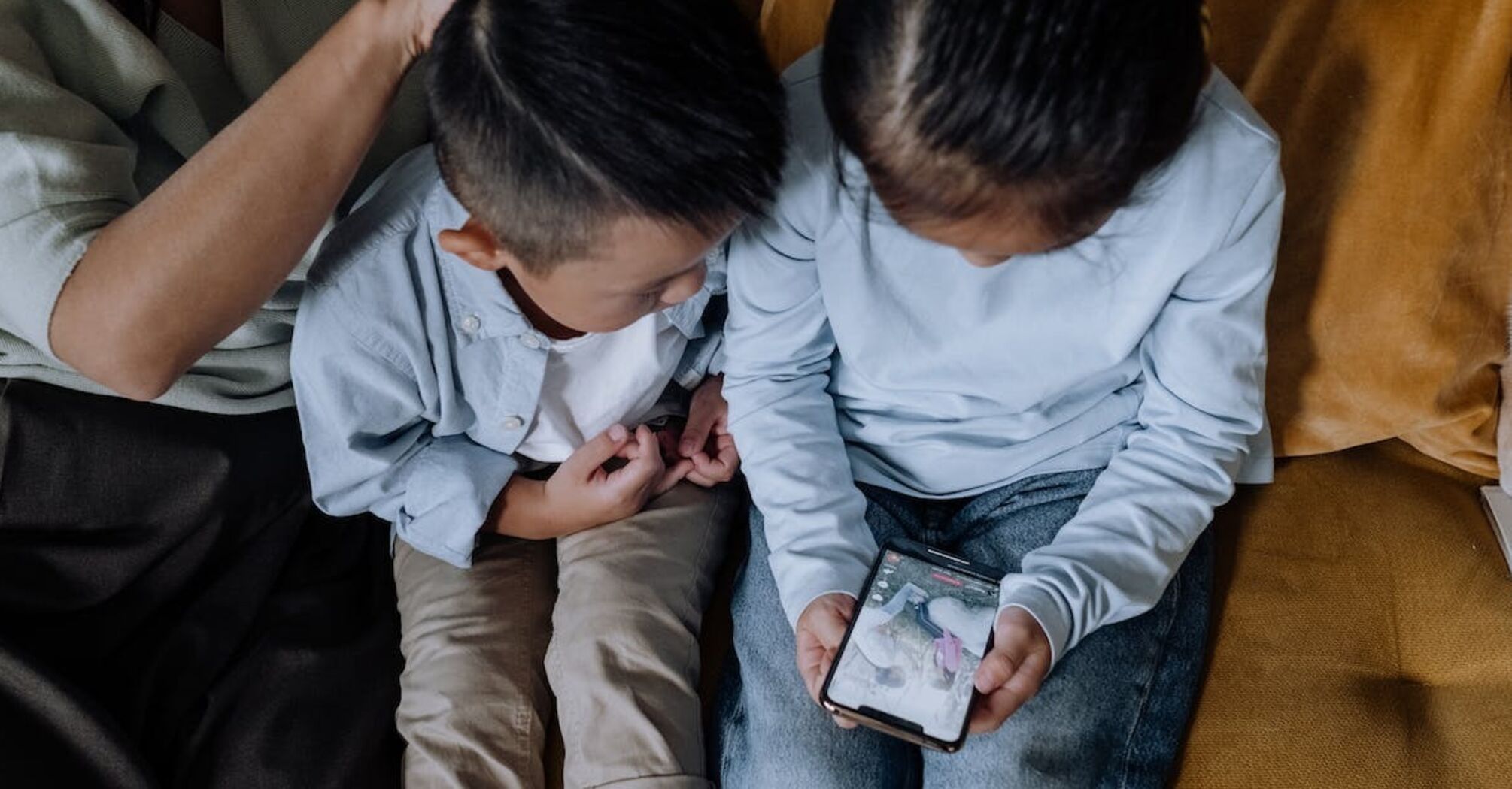 Невролог сказал, сколько времени детям безопасно проводить со смартфоном в руках