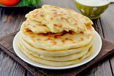 Тонке тісто та багато начинки: як приготувати коржики з картоплею та сиром