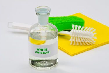 Як зробити універсальний засіб для чищення: ефективне рішення з оцтом і лимоном