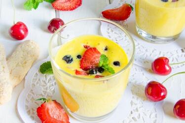 Сабайон с ягодами и вином