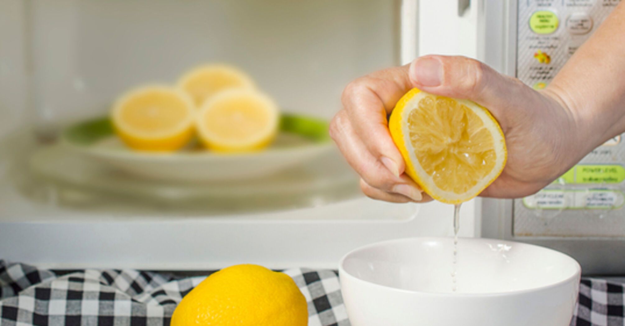 Как отмыть лимон. Лимон в разрезе. Чищенный лимон. Лимон очищает микроволновку. Лимонная кислота микроволновка.