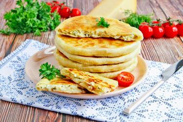 Простой рецепт хачапури с творогом на сковороде