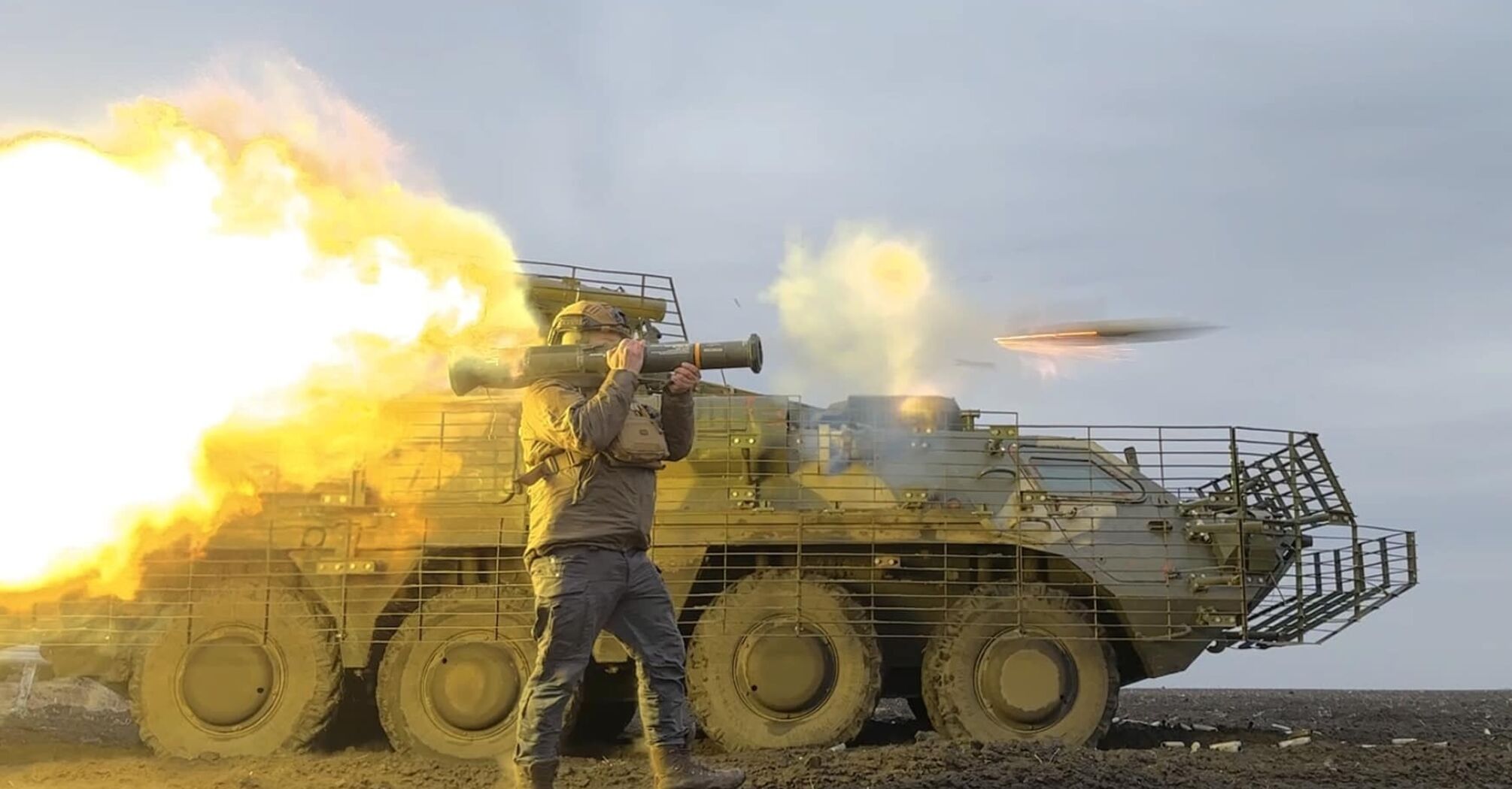 Украинские бойцы устроили 'салют' для наступавших у Новоселовского российских танкистов (видео)