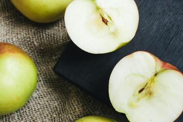 Липка та слизька шкірка на яблуках: чи можна їсти такі фрукти