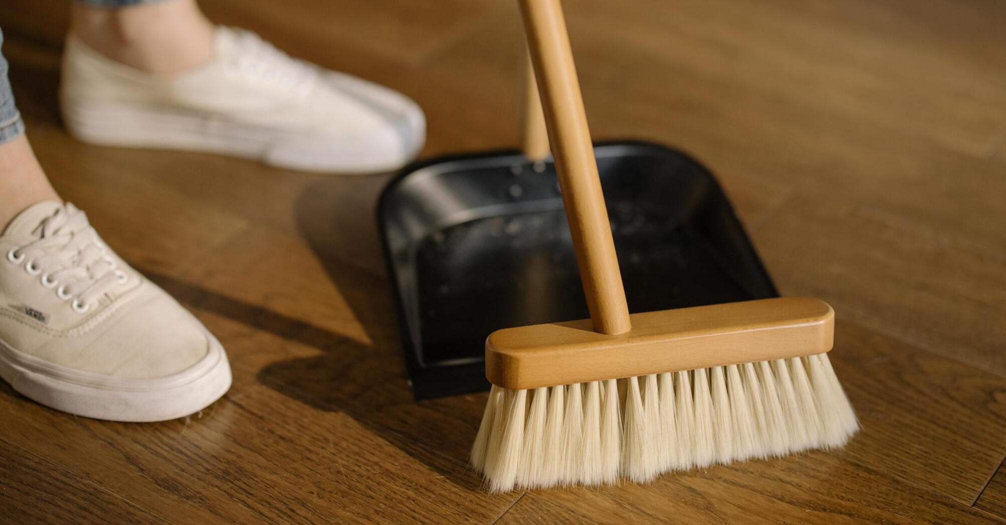 Почему нельзя обметать человека веником во время уборки