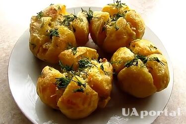 Картопля у 'кожушку', запечена з сиром та кропом: рецепт, який здивує смаком