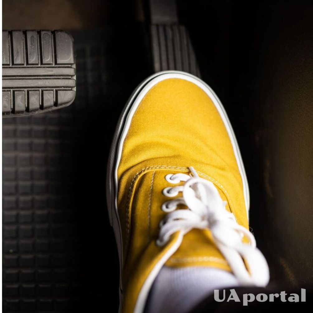 Почему опытные водители советуют выжимать педаль газа в пол