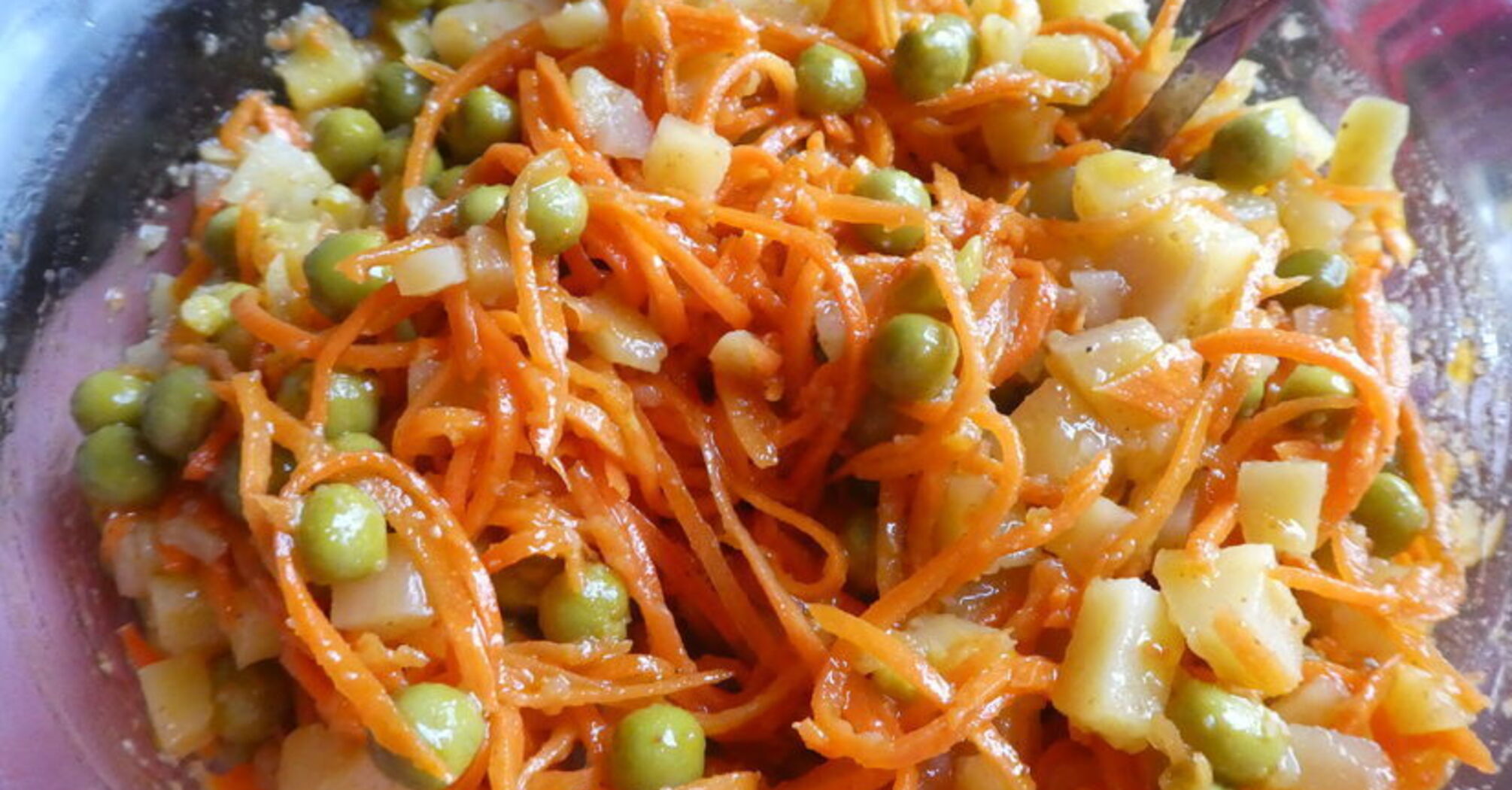 Салат из зеленого горошка и моркови