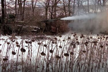 Бойцы из 30 ОМБр показали видео, как танк и дрон 'дуэтом уничтожают врага' возле Бахмута