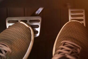 Чи можна натискати гальмо і газ одночасно