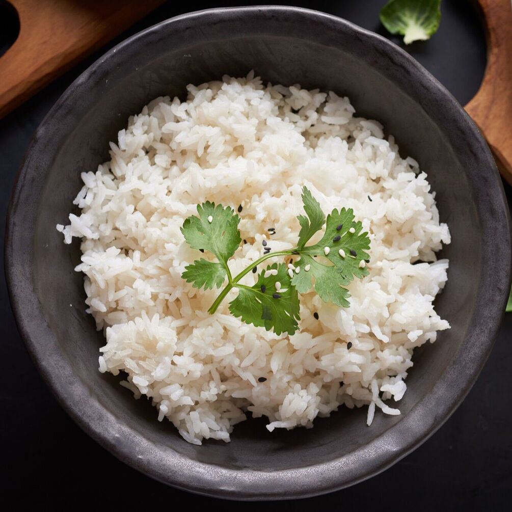 Чому не можна перемішувати рис під час приготування: помилка, яка псує страву