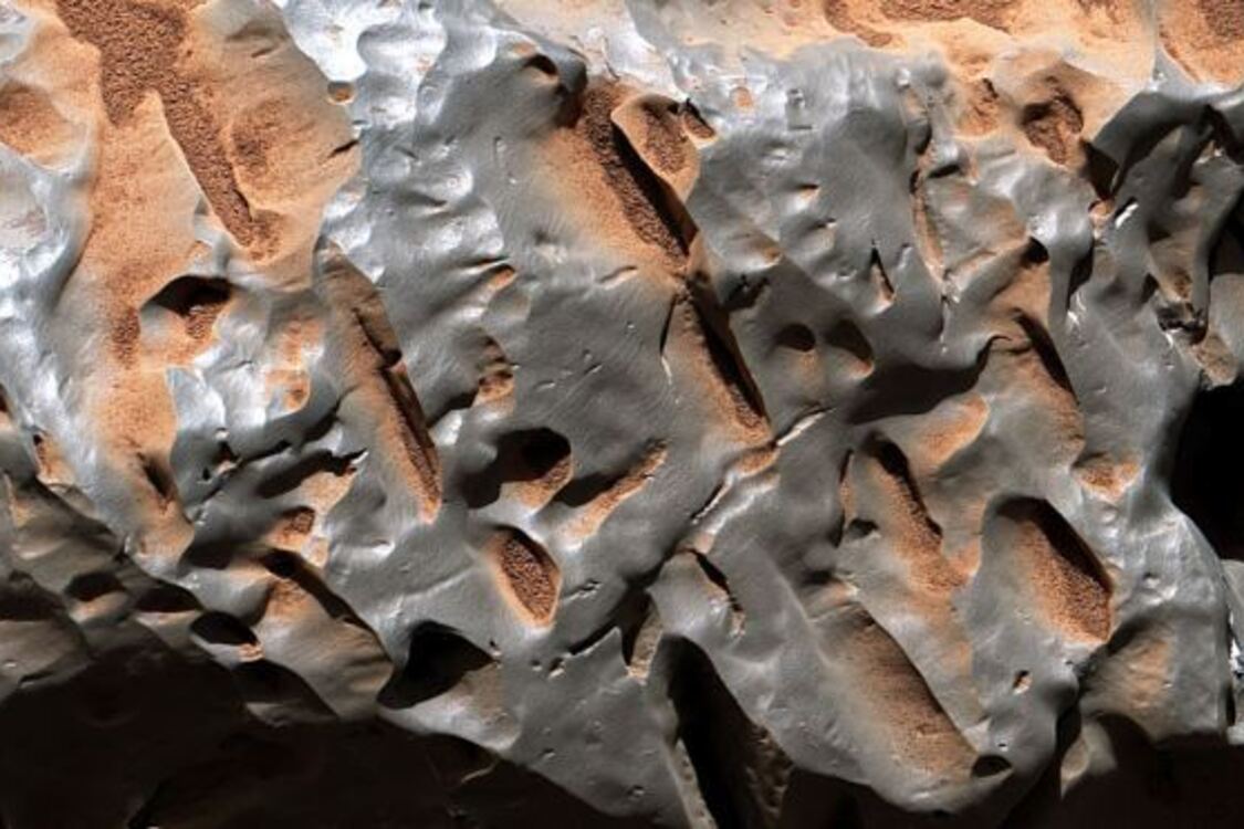 Марсоход NASA сфотографировал поразительный металлический метеорит, которому может быть миллиарды лет