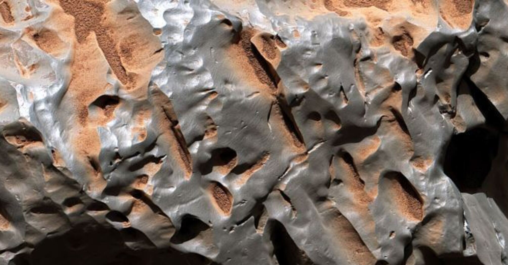 Марсохід NASA сфотографував вражаючий металевий метеорит, якому може бути мільярди років  