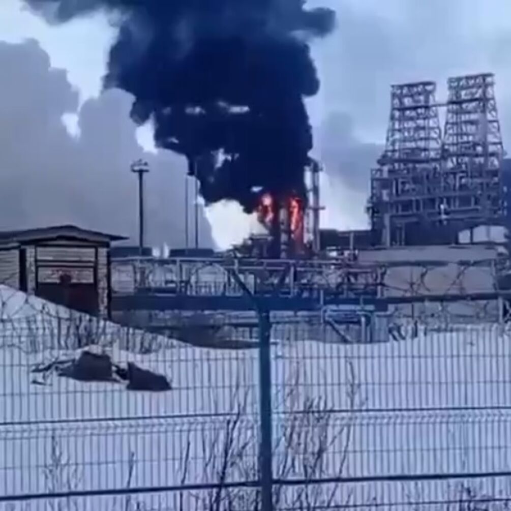 Масштабный 'хлопок' в Нижегородской области россии: загорелся нефтеперерабатывающий завод (видео)