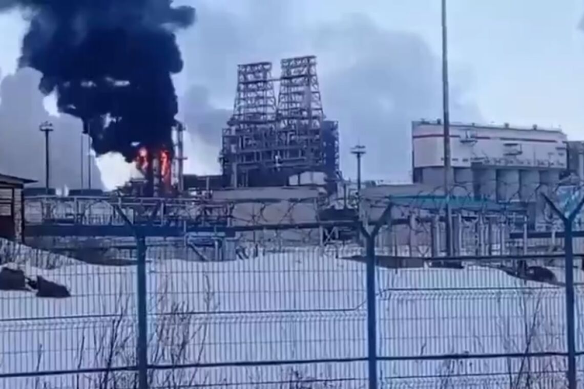 Масштабна 'бавовна' у Ніжєгородській області росії: загорівся нафтопереробний завод (відео)