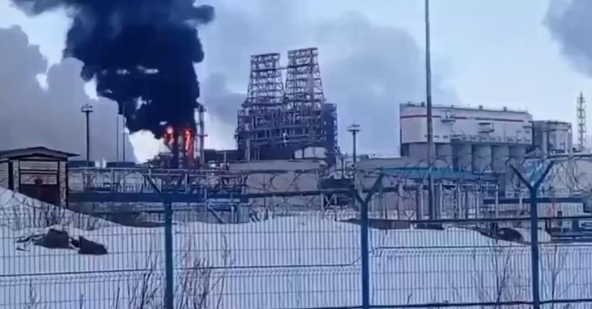 Масштабный 'хлопок' в Нижегородской области россии: загорелся нефтеперерабатывающий завод (видео)