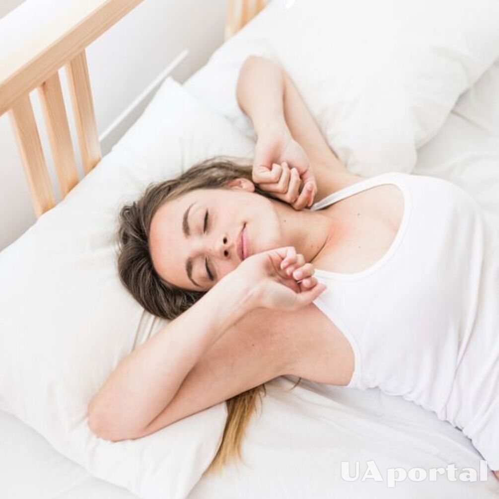 Чому небезпечно спати навпроти дзеркала та як розташувати ліжко під час сну