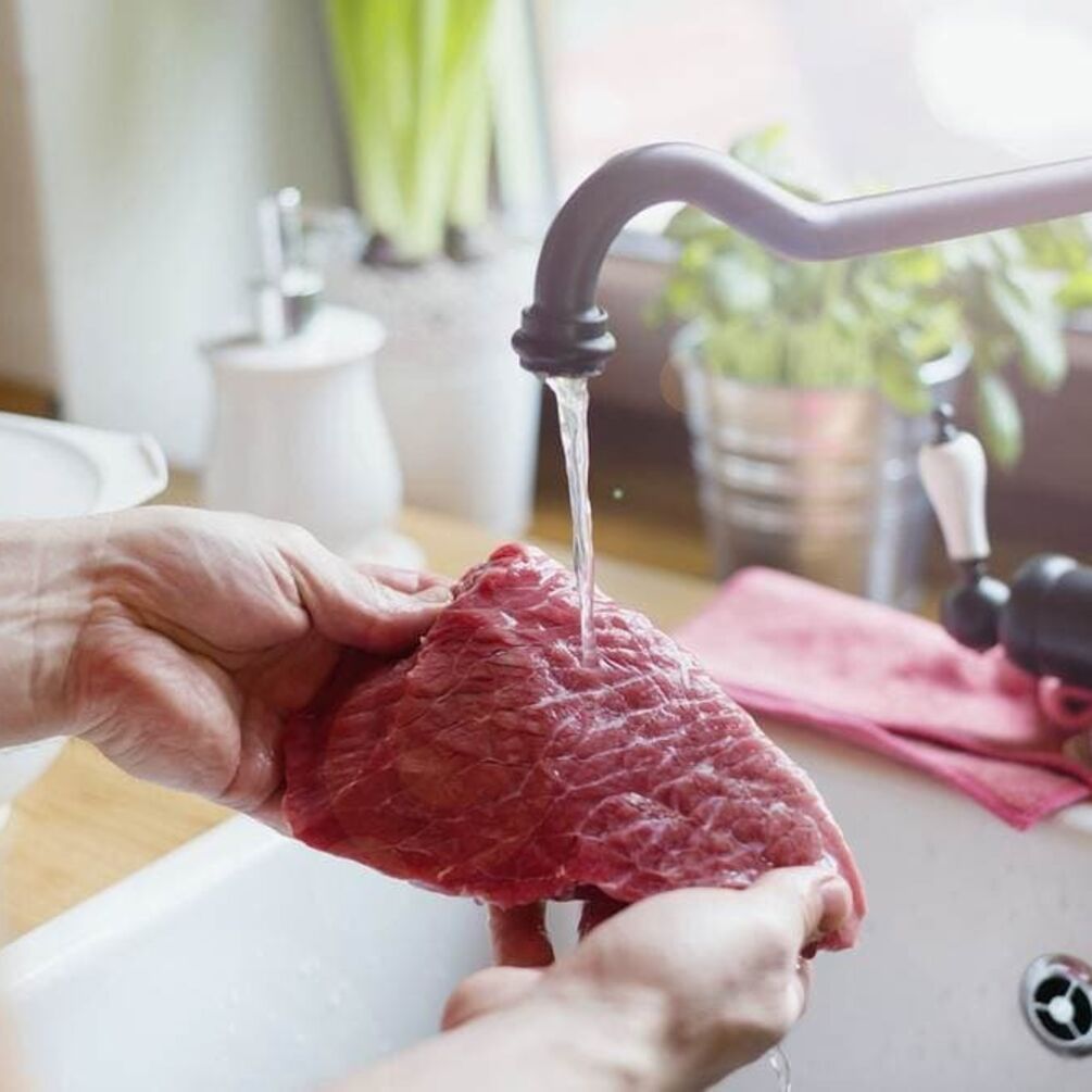 Чому не можна мити сире м'ясо перед приготуванням