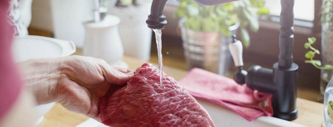 Почему нельзя мыть сырое мясо перед приготовлением