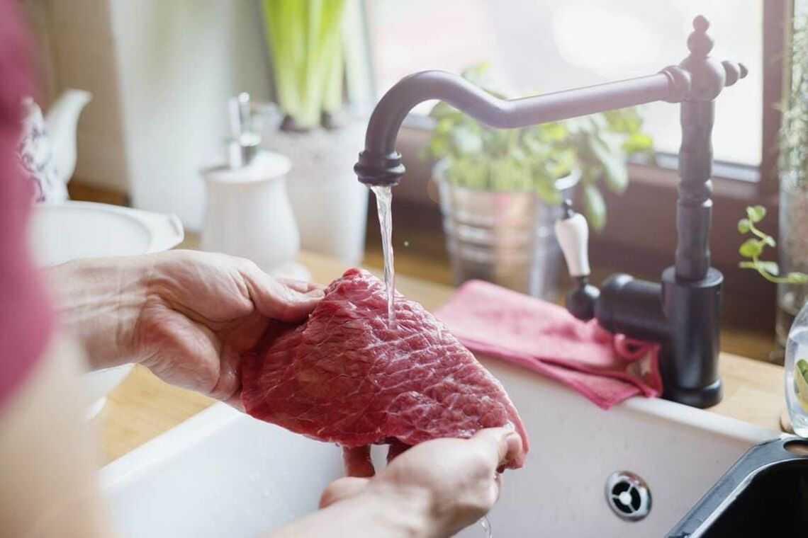 Чому не можна мити сире м'ясо 